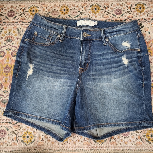 🌜TORRID NWOT Denim Shorts | Medium Wash | Distressed | size 12 - Picture 8 of 8
